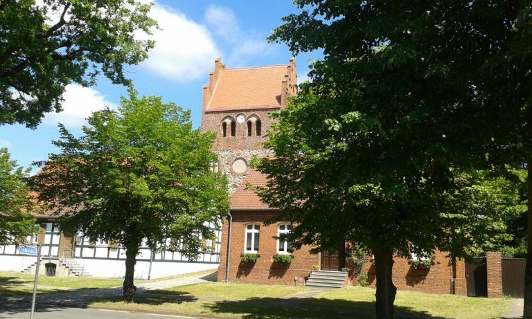 Nitzow - Blick zur Kirche